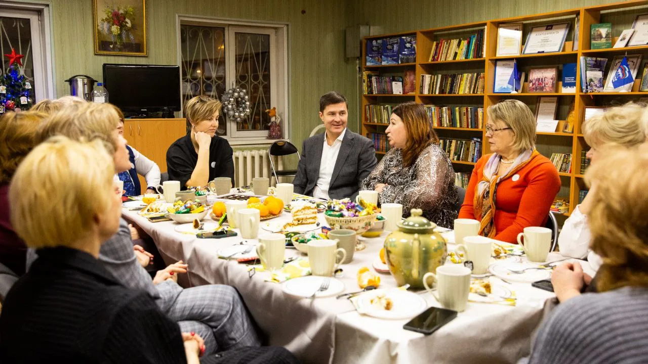 Владимир Волков провел встречу с активом люберецкого отделения «Союза женщин России»