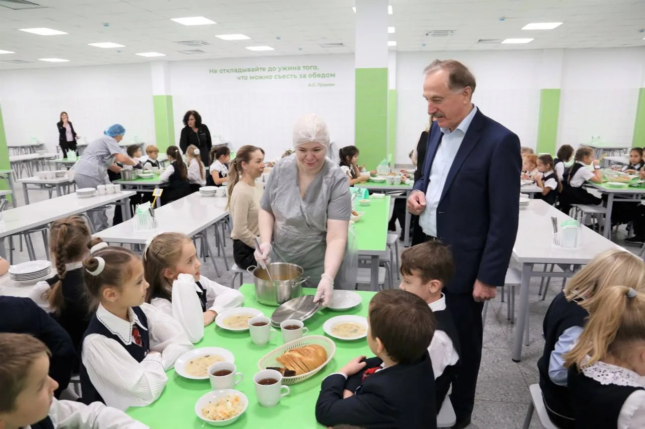 Владимир Ружицкий проверил качество питания в новом корпусе гимназии №56 посёлка Красково