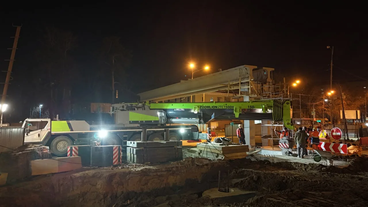 Надвижку пролетного строения будущего перехода выполнили в Люберцах