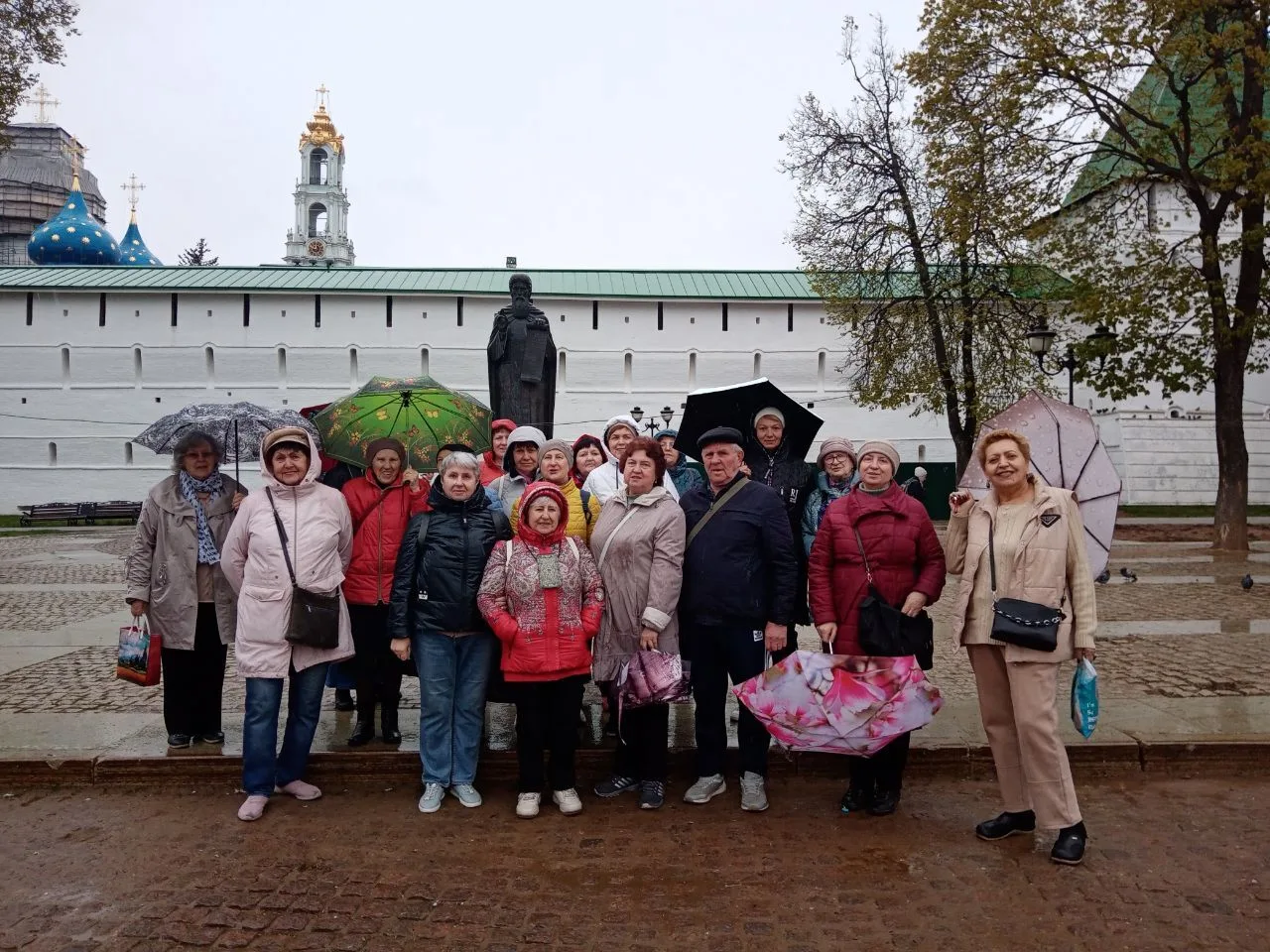 Долголеты из Люберец посетили памятные места Сергиева Посада