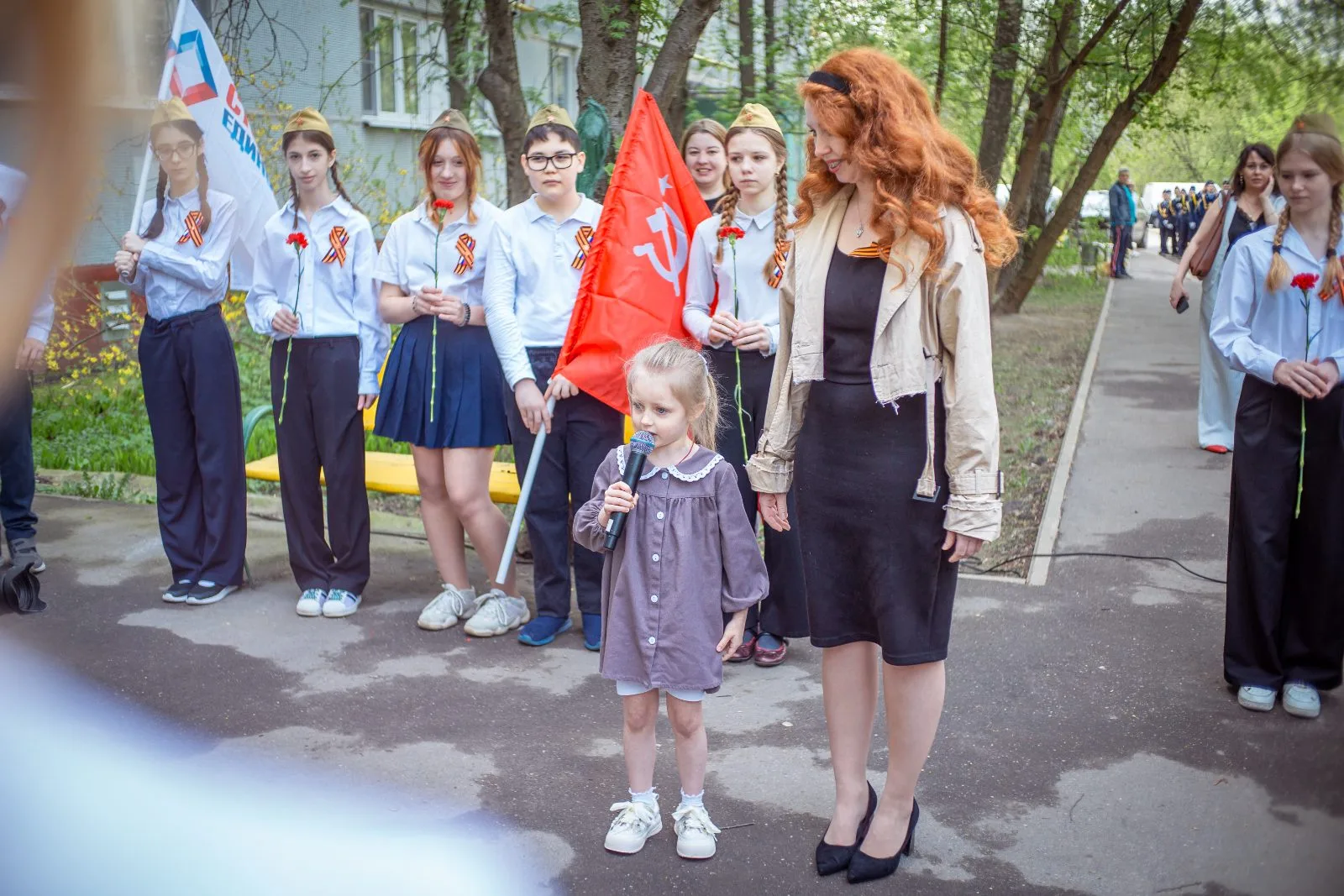 «Единая Россия» поздравила участника ВОВ Ивана Мишиненкова с 81-летием Победы во дворе его дома в Люберцах