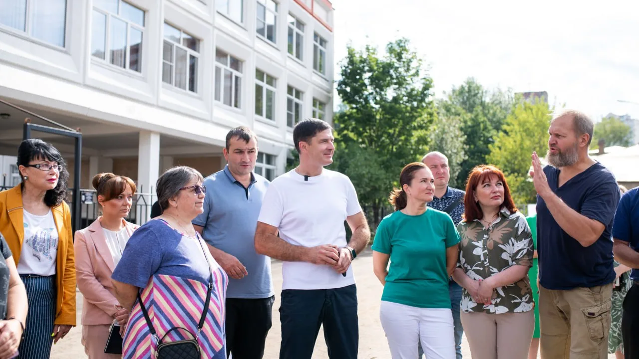 Владимир Волков обсудил с жителями Люберец благоустройство сквера в поселке