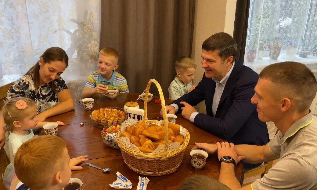 Владимир Волков посетил многодетную семью из Люберец, победившую во всероссийском конкурсе