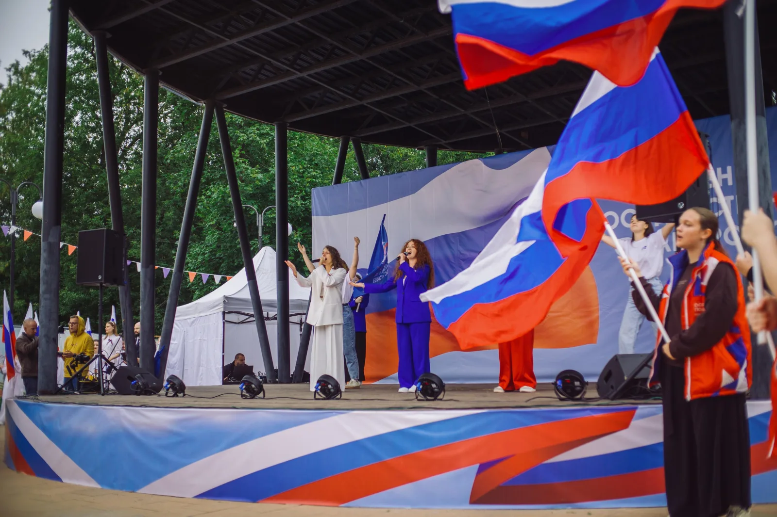 В Люберцах отметили День флага России праздничным концертом и мастер-классами