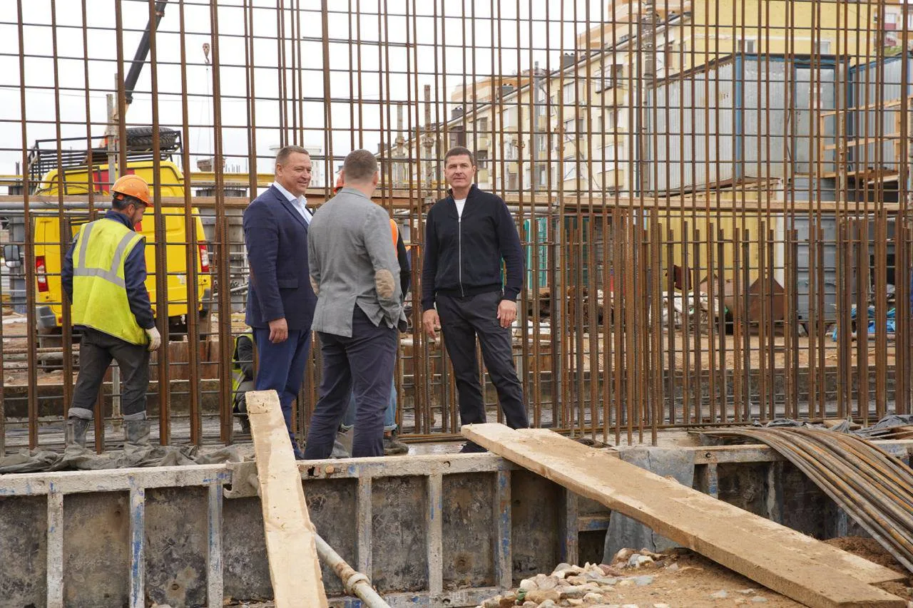 Владимир Волков проверил ход реконструкции Октябрьского проспекта