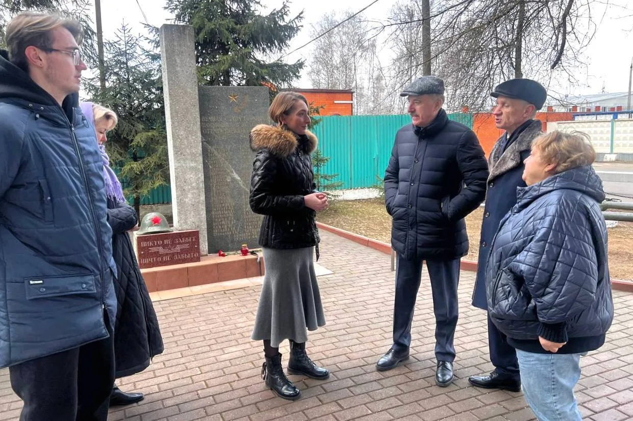 Владимир Ружицкий проверил состояние памятника томилинцам, погибшим в ВОВ