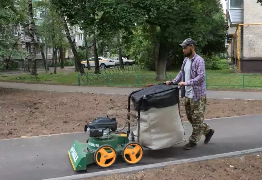 Современные ручные пылесосы для уборки смета и пыли применяют во дворах Люберец