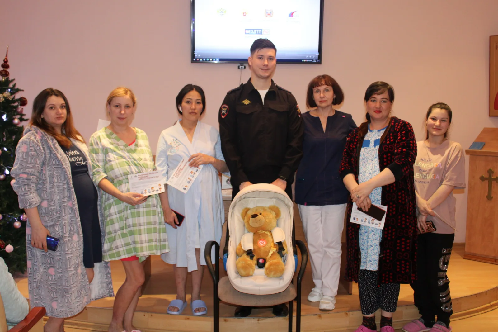 Сотрудники ГАИ Люберец рассказали будущим мамам о важности использования детского кресла