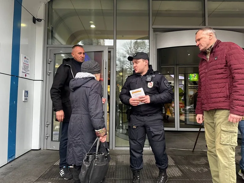 Полицейские и общественники напомнили жителям Люберец, как не стать жертвами мошенников