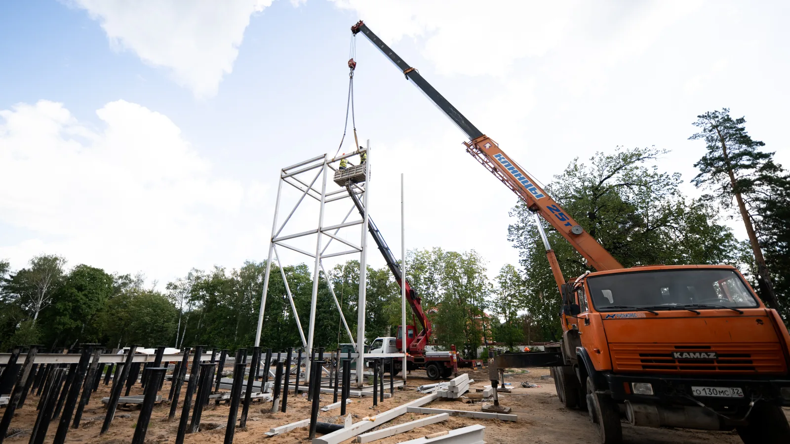 Каркас арт-объекта «Летний-театр» возводят в парке Люберец