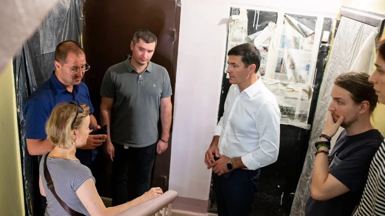 Владимир Волков проверил ремонт подъездов в жилом доме в Люберцах