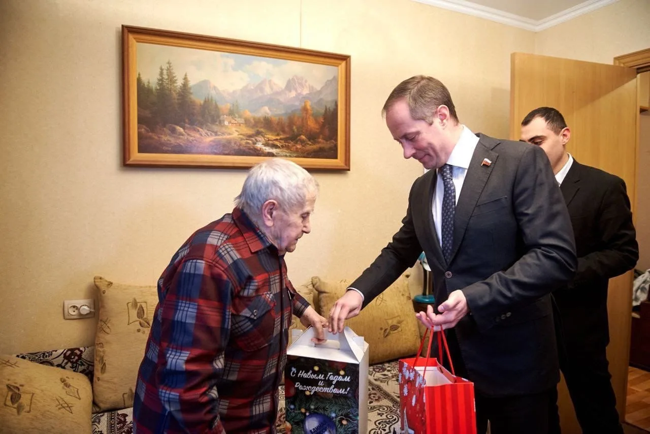 Депутат Госдумы поздравил фронтовика из Люберец с Новым годом