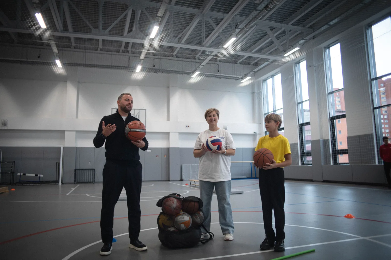 Партийцы подарили спортинвентарь новому корпусу гимназии № 41