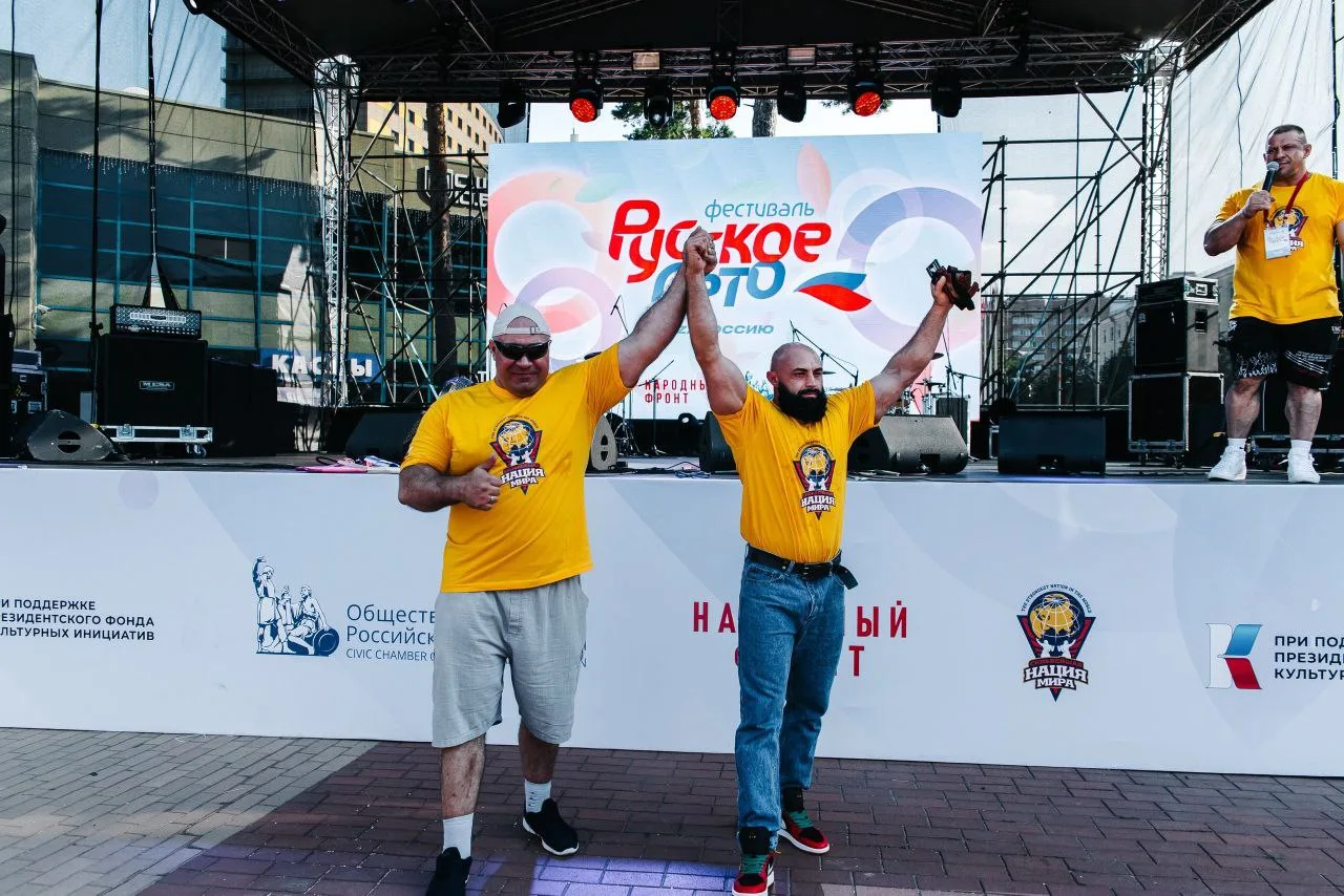 Силачи из Люберец показали номера сценического экстрима на фестивале русской культуры