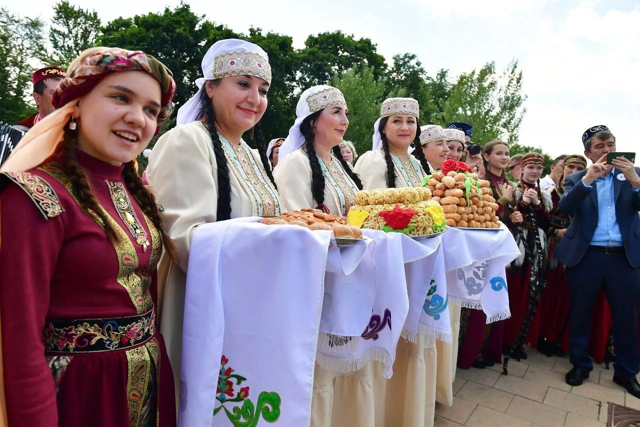 Тонну медового чак-чака съели участники Сабантуя в Люберцах