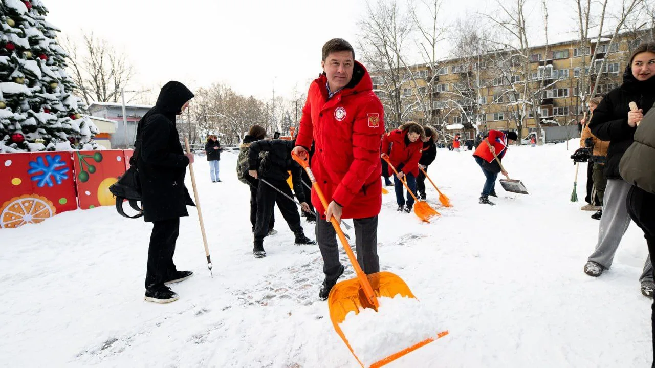 Около 100 человек приняли участие в массовой уборке снега в сквере в поселке Люберец