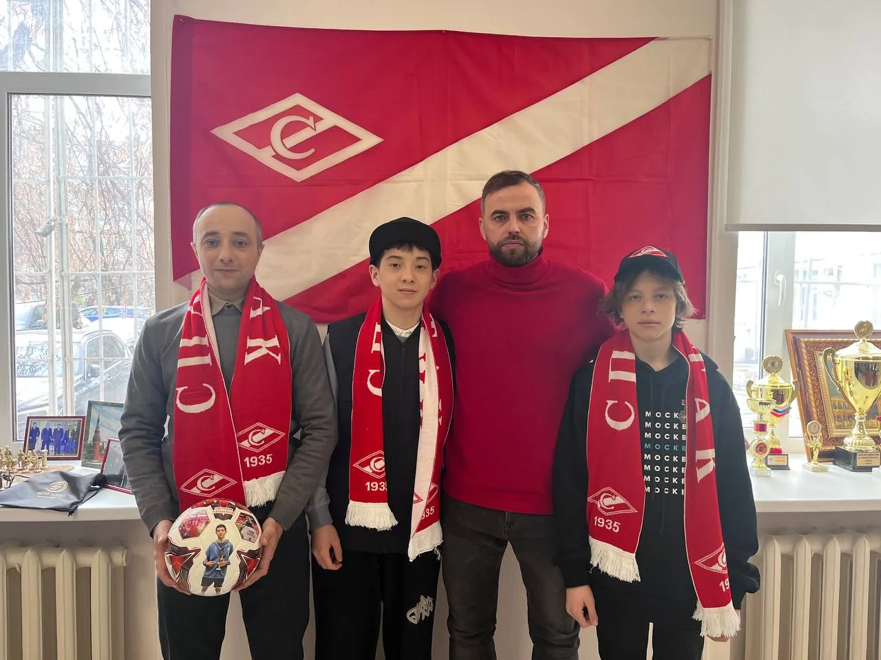 Юным героям, спасшим зрителей в «Крокусе», вручили сувениры от спортшколы «Спартак» Люберец