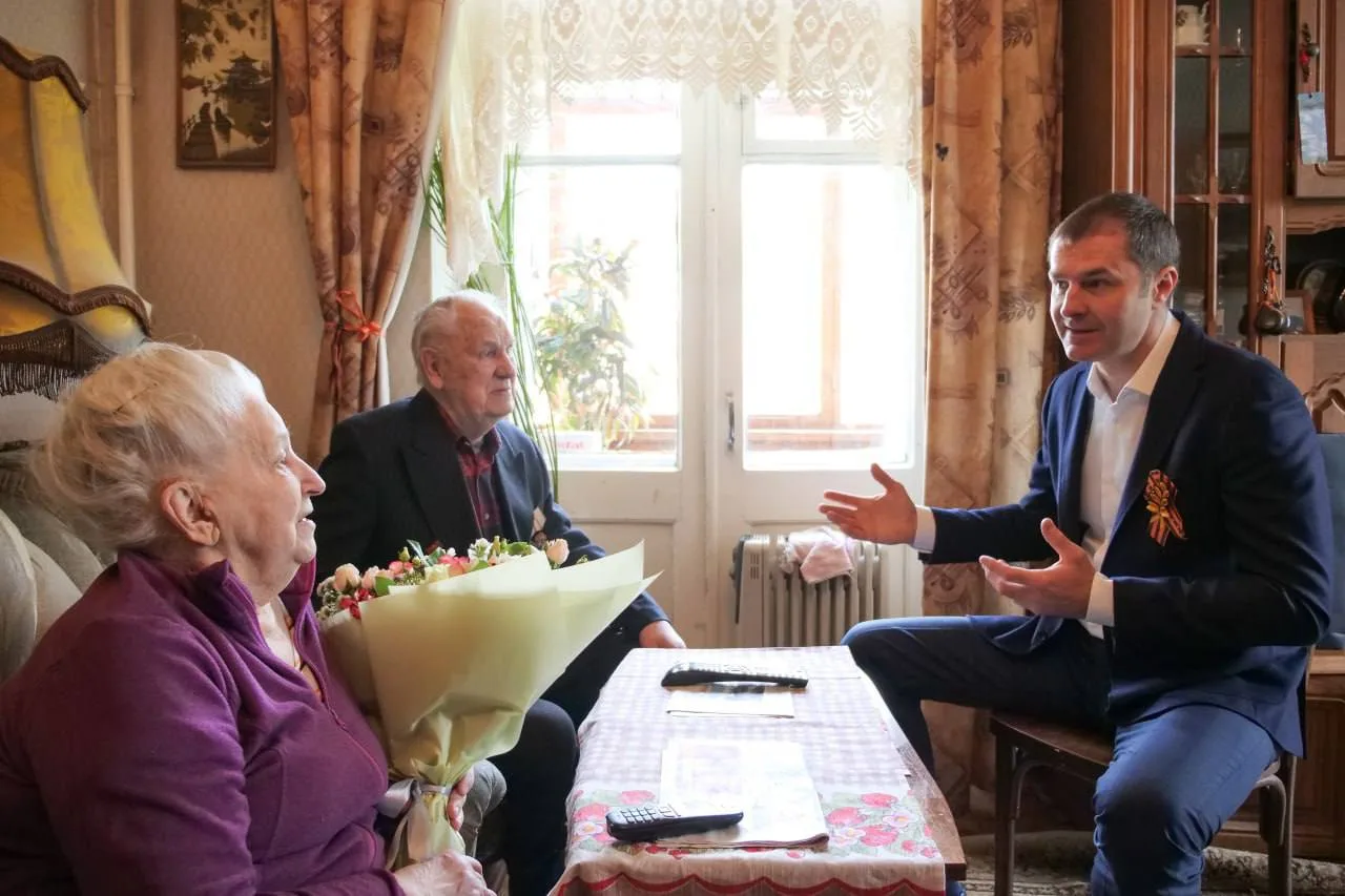 Глава Люберец Владимир Волков поздравил с Днём Победы участника ВОВ