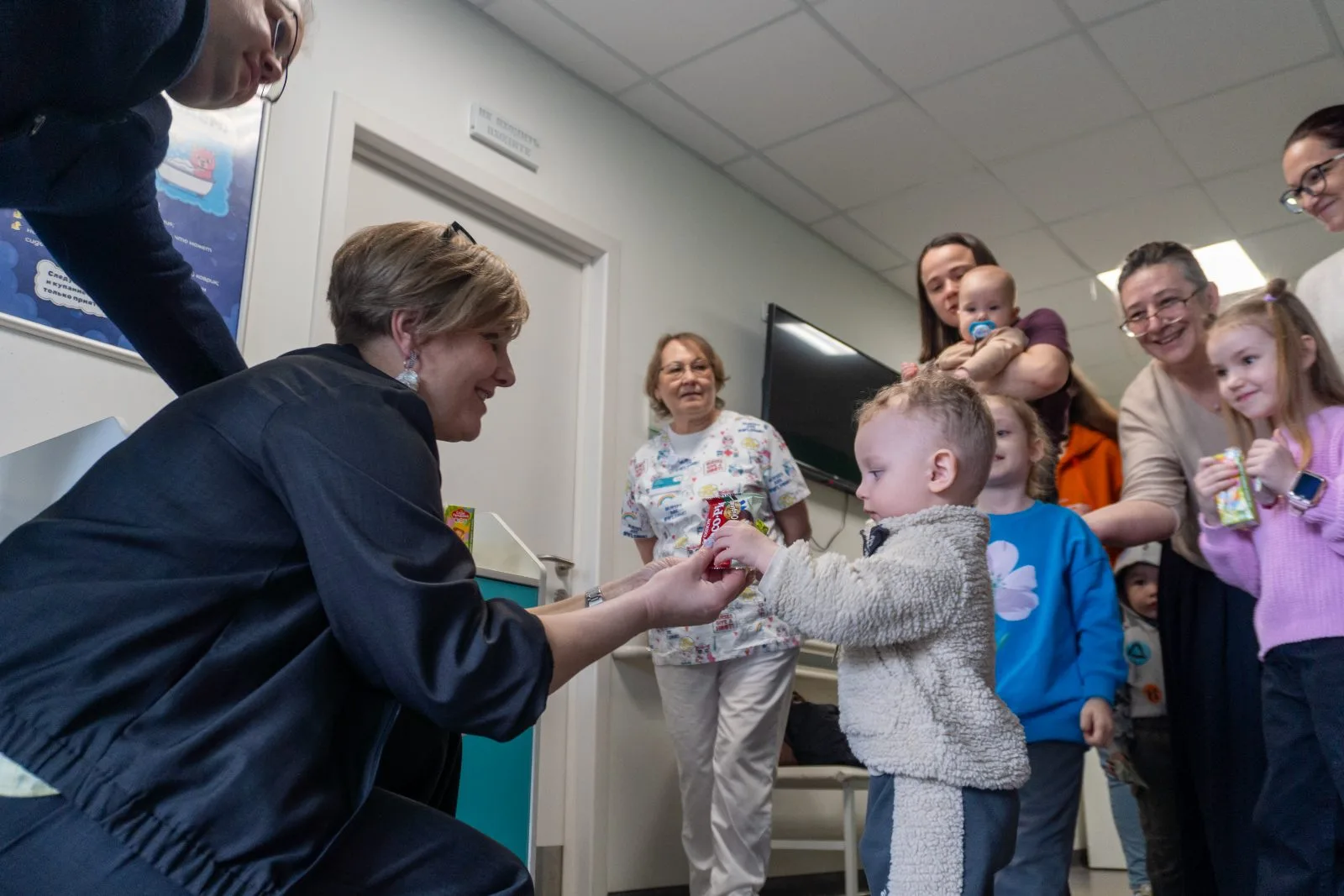 В Люберцах партийцы передали игрушки в «Добрую комнату» детской поликлиники