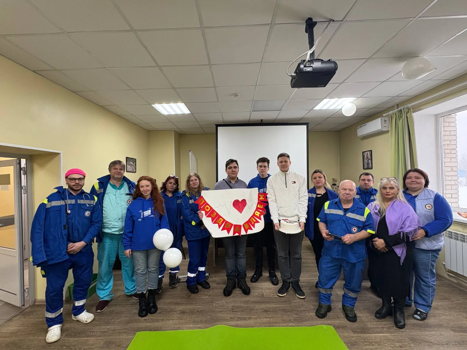 «Молодая Гвардия Единой России» в Люберцах поздравила фельдшеров скорой помощи с профессиональным праздником