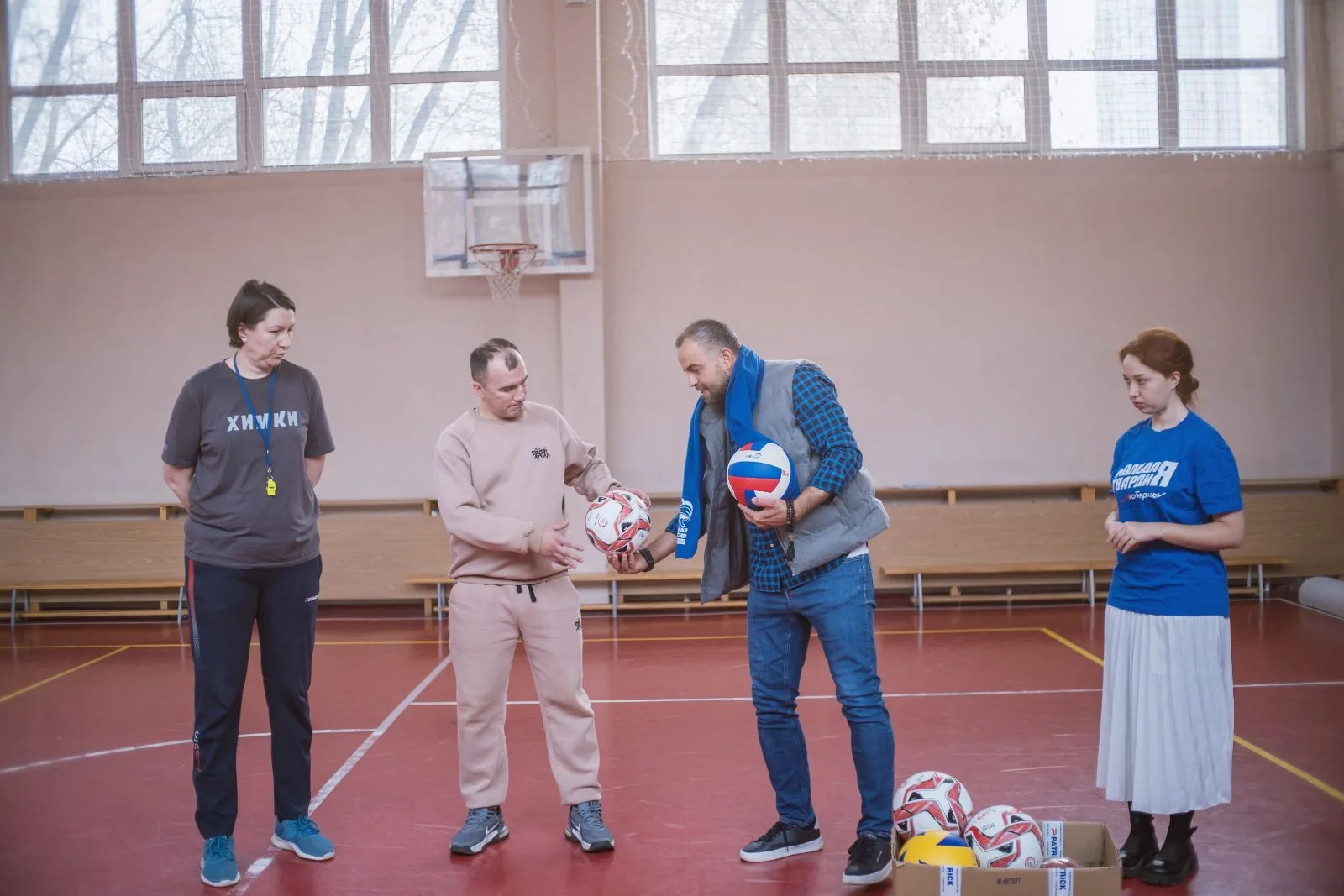 Люберецкий депутат Дмитрий Кудинов подарил школьникам спортивные мячи