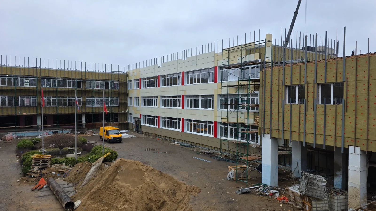 На 60% выполнены работы по ремонту фасада гимназии №5 «Интеллект» в Люберцах