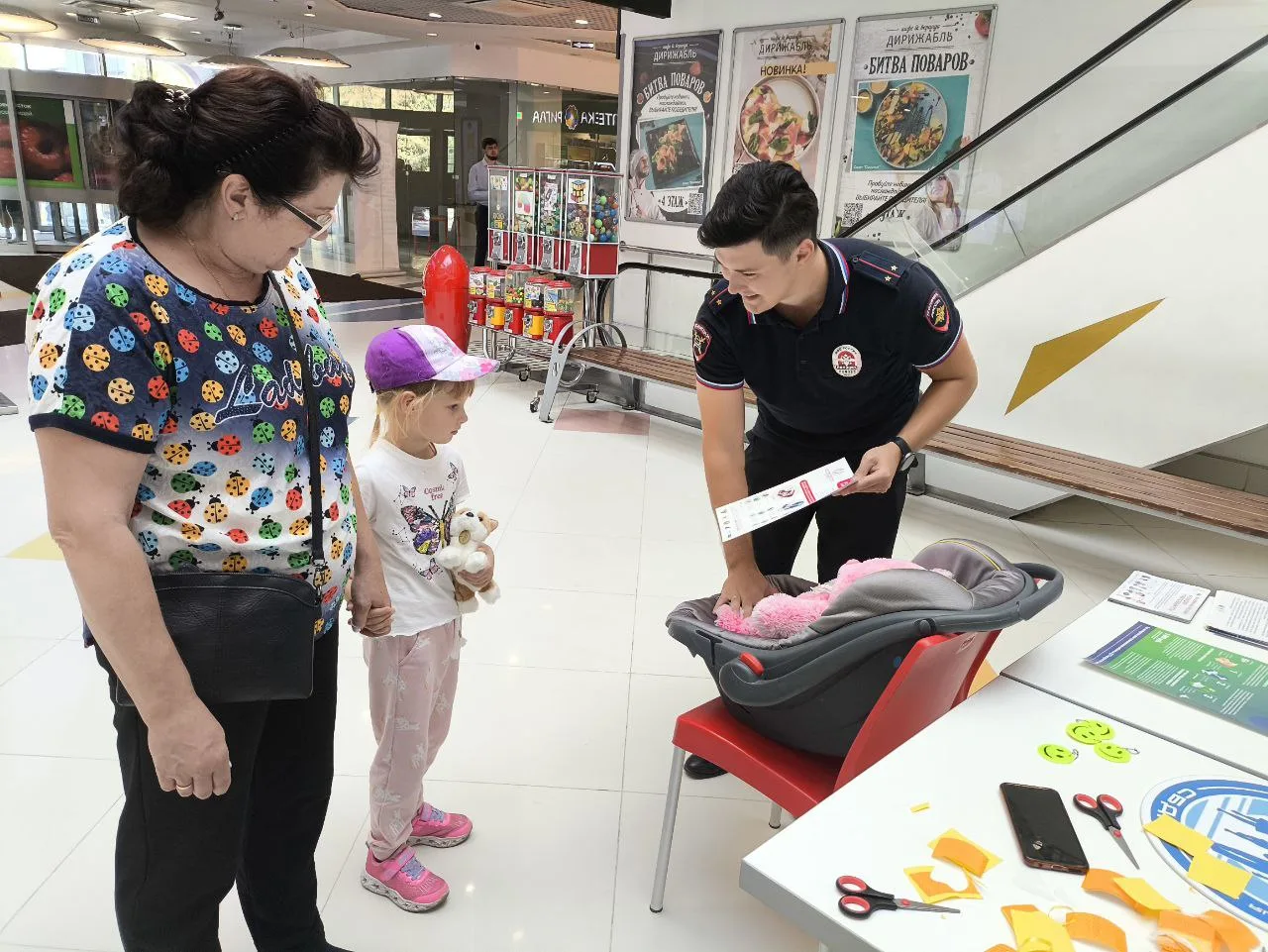 Инспекторы ГАИ напомнили жителям Люберец о важности соблюдения правил перевозки детей