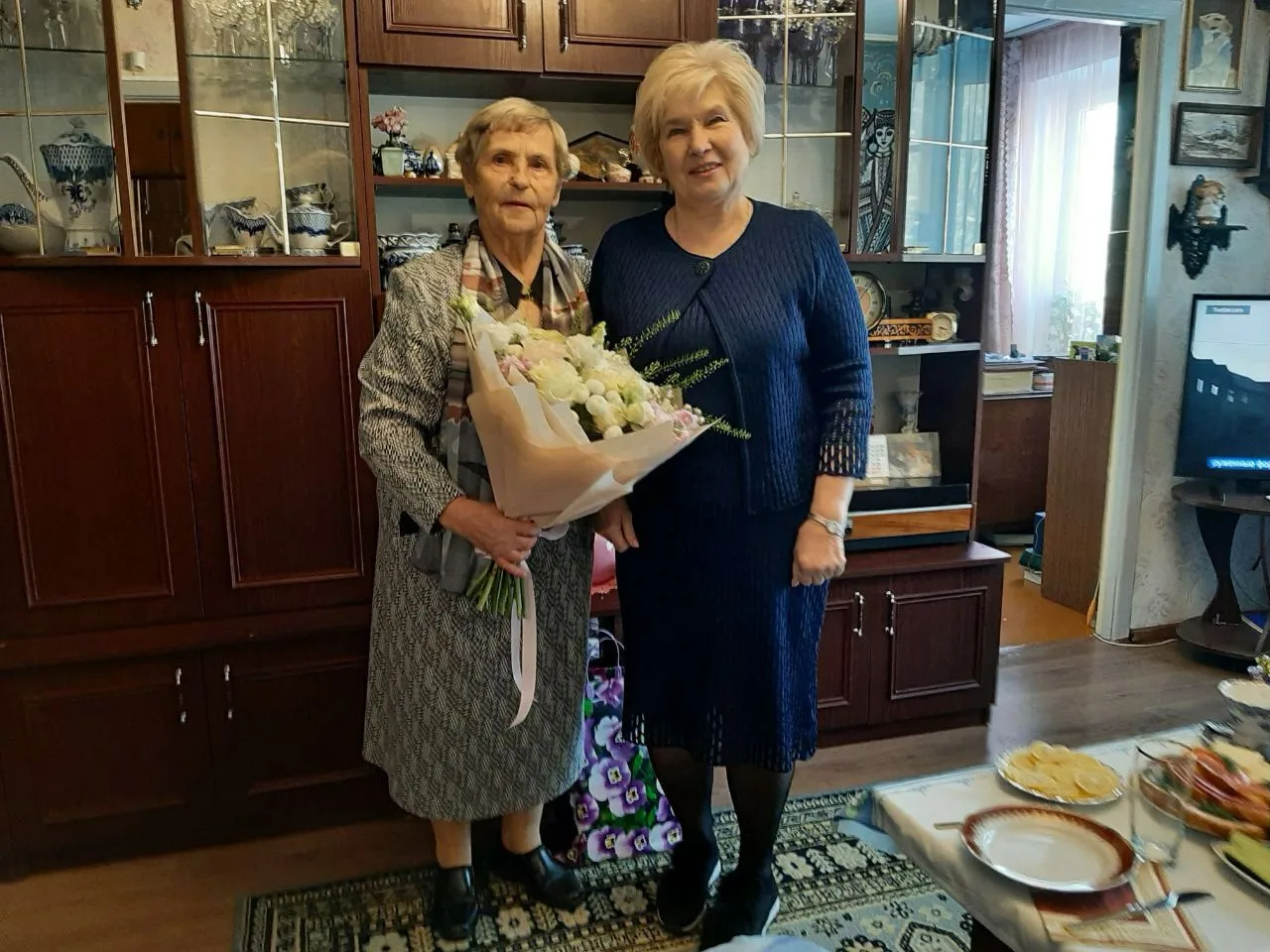 Депутат Мособлдумы поздравила с юбилеем заслуженного учителя Российской Федерации
