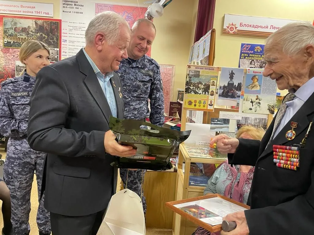 Сотрудники Росгвардии поздравили с 98-летием ветерана Великой Отечественной войны из Люберец