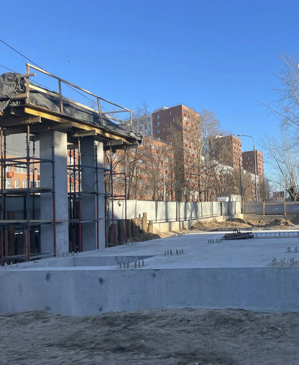 Специалисты завершили устройство фундамента южной башни-схода надземного перехода в поселке Люберец