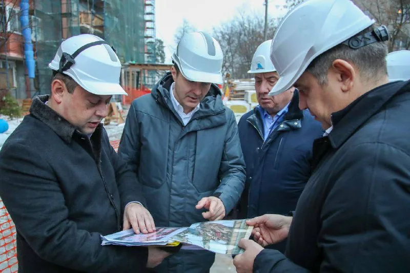 Владимир Волков проверил капитальный ремонт МКД в поселке Люберец