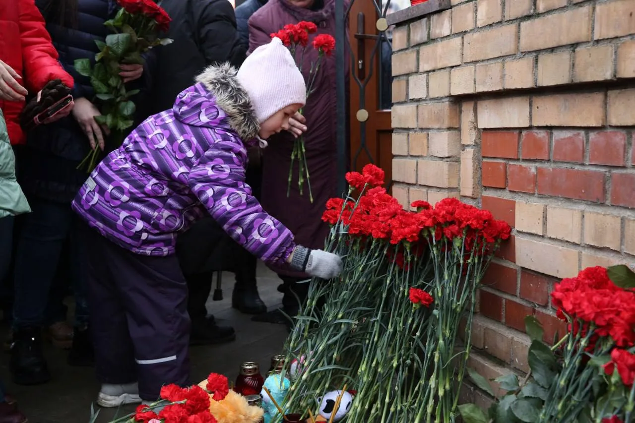 Жители Люберец продолжают приносить цветы и свечи к стихийному мемориалу в центре города