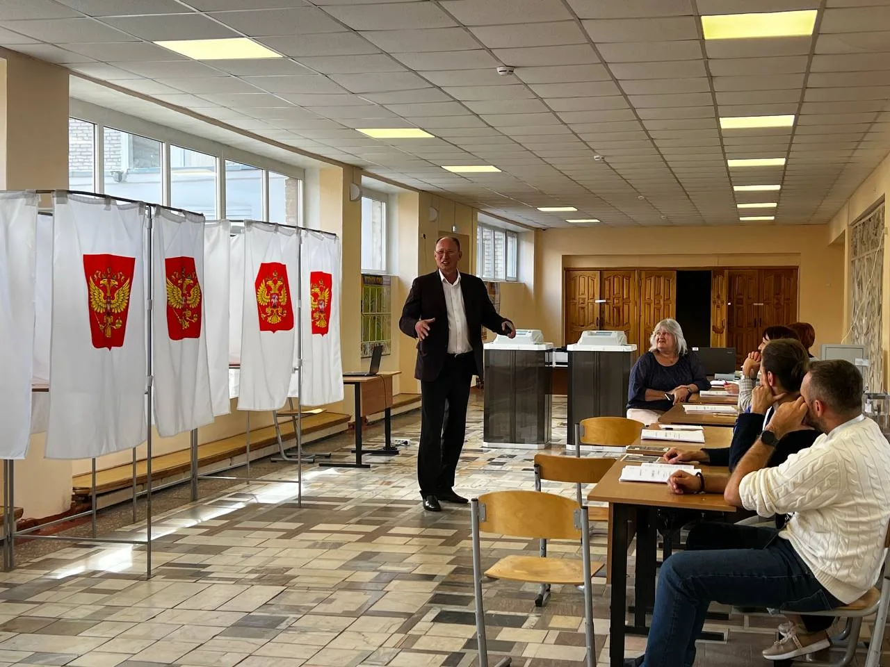 Игорь Коханый посетил избирательные участки в поселке Люберец