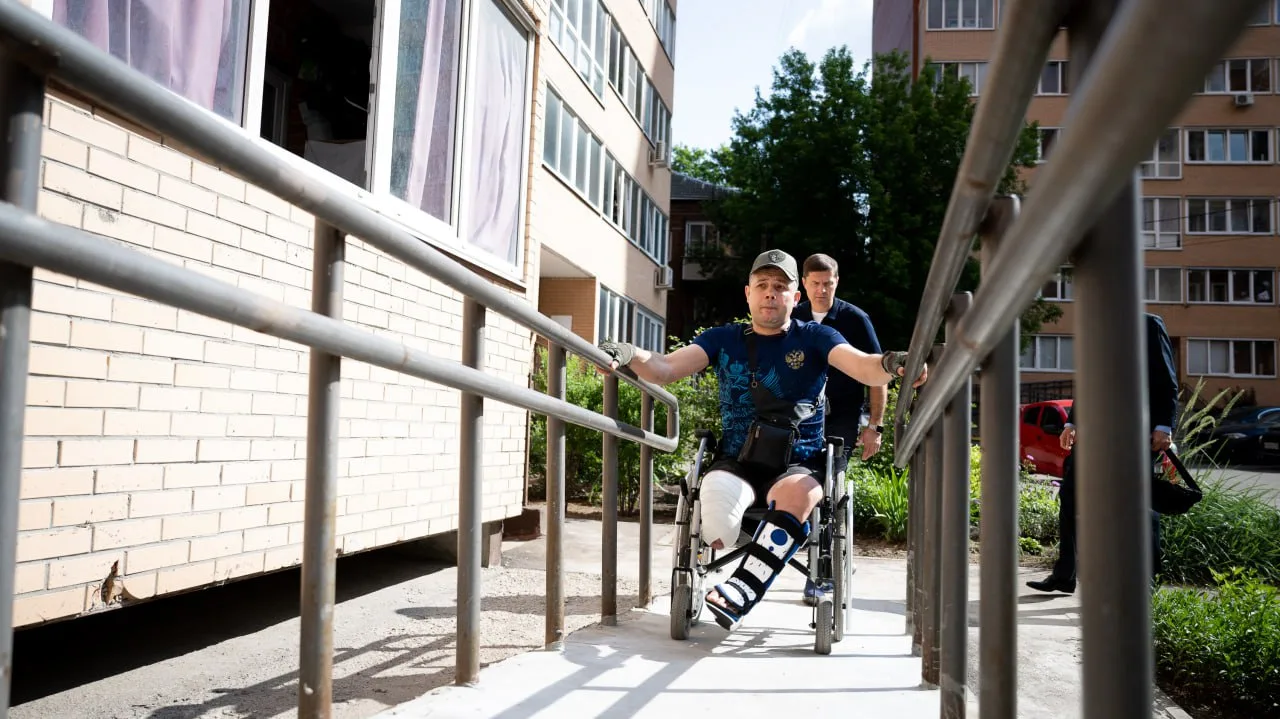 Дома и подъезды в Люберцах оборудуют пандусами для ветеранов и участников СВО