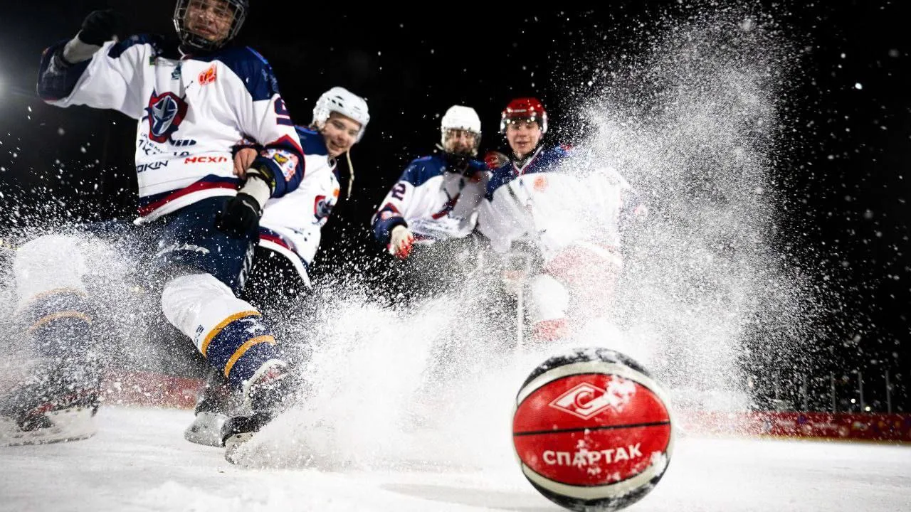 Матч по баскетболу на льду прошёл в Люберцах в рамках открытия зимнего сезона в парках