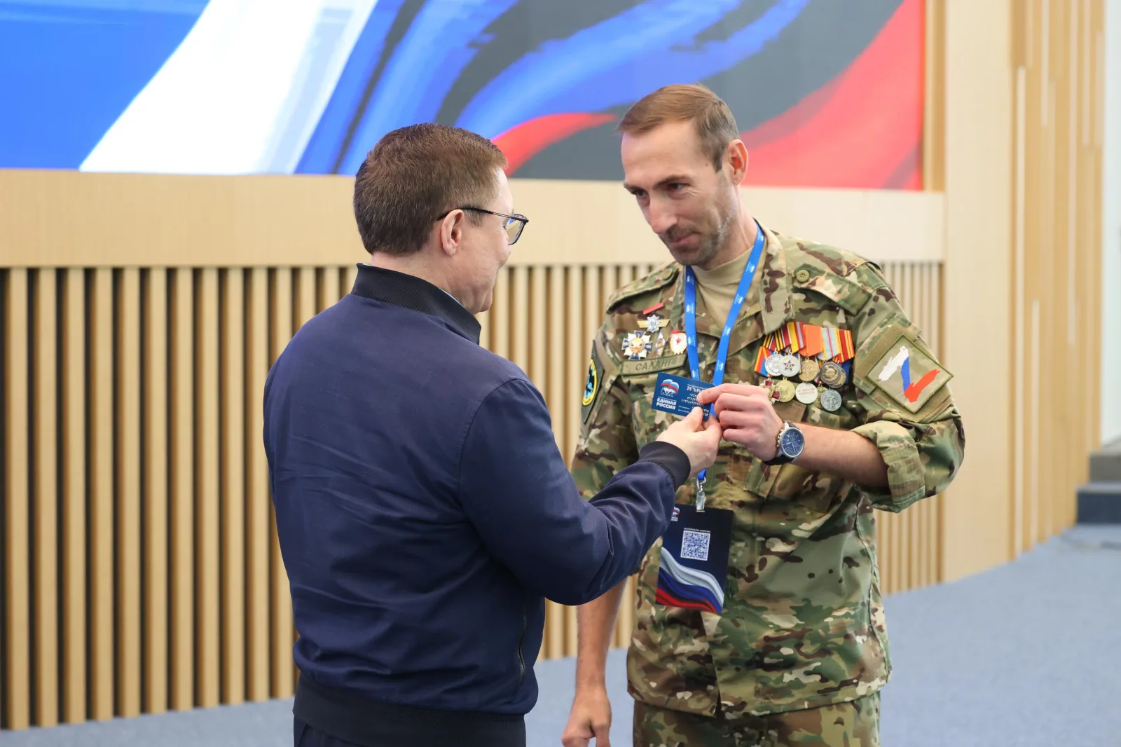 Владимир Якушев вручил партбилеты «Единой России» участникам СВО, победителям предварительного голосования партии в Подмосковье