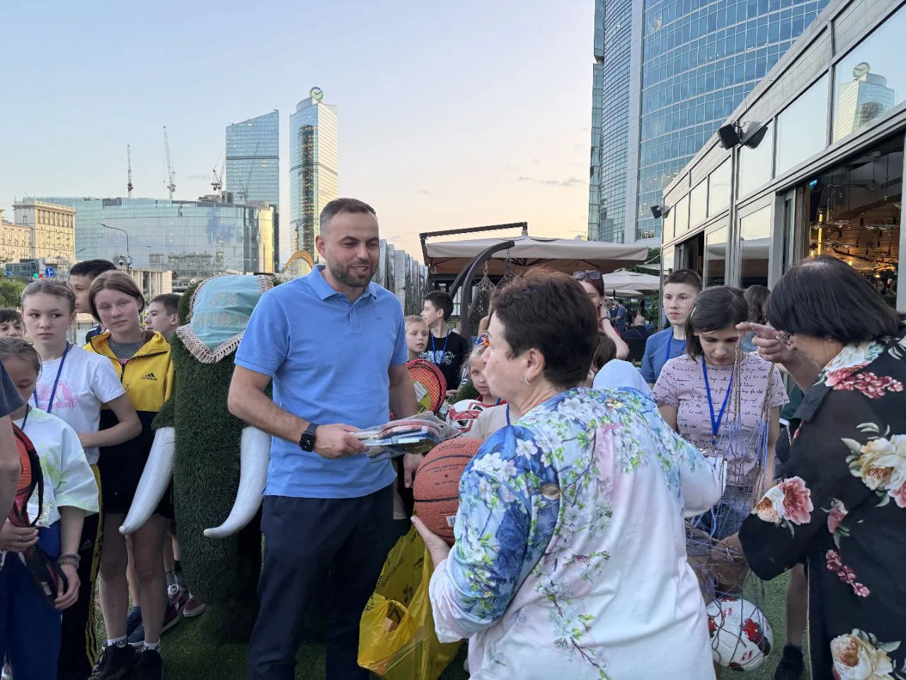 Депутат из Люберец передал спортинвентарь воспитанникам коррекционной школы-интерната ЛНР