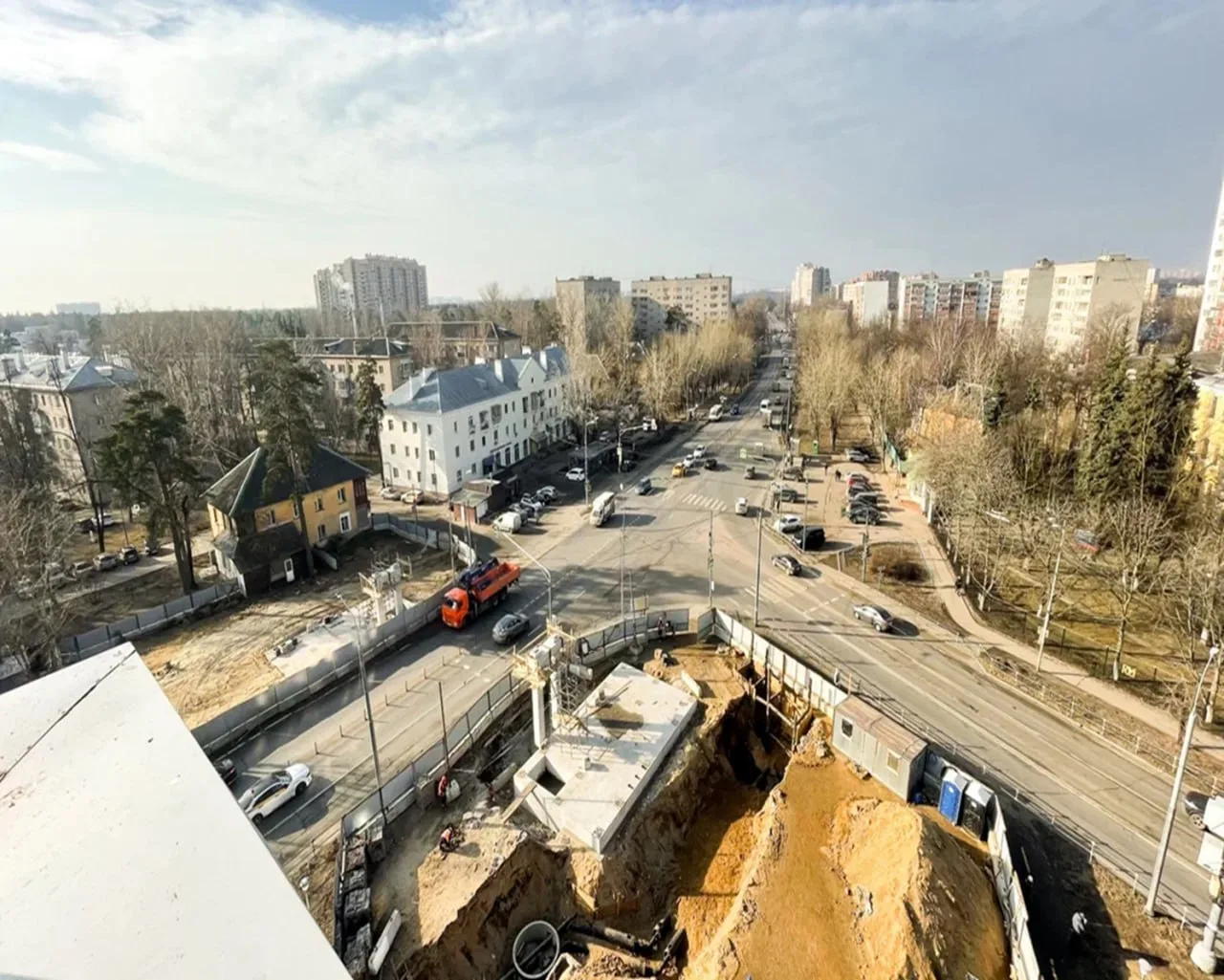 В поселках Люберец продолжают строить новые надземные пешеходные переходы