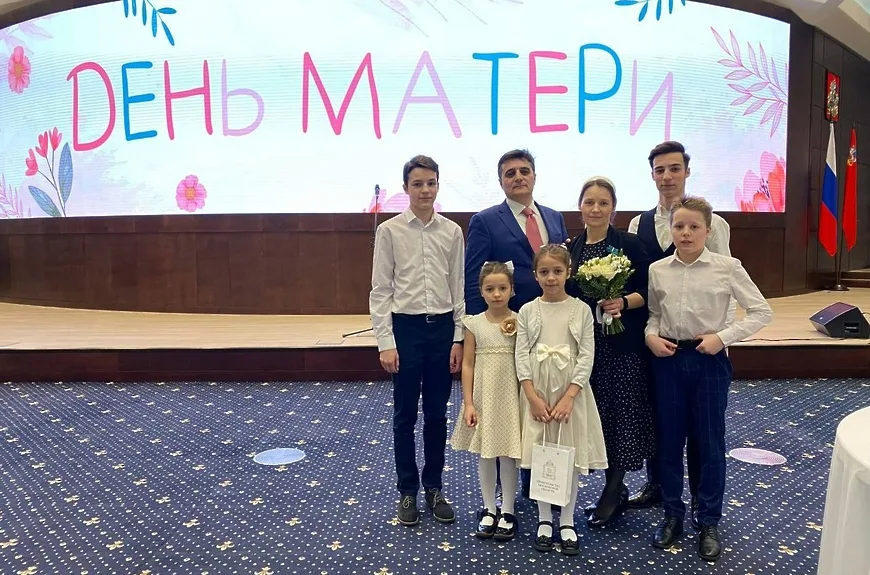 Андрей Воробьев наградил многодетную мать из Люберец знаком «Материнская слава»