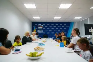 Лидия Антонова вручила сертификаты на школьные товары детям из Люберец, чьи отцы погибли на СВО