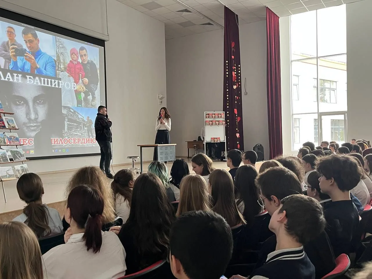 Член Общественной палаты Барсукова А.А. провела встречу учащихся гимназии №46 с поэтом и волонтером Русланом Башировым