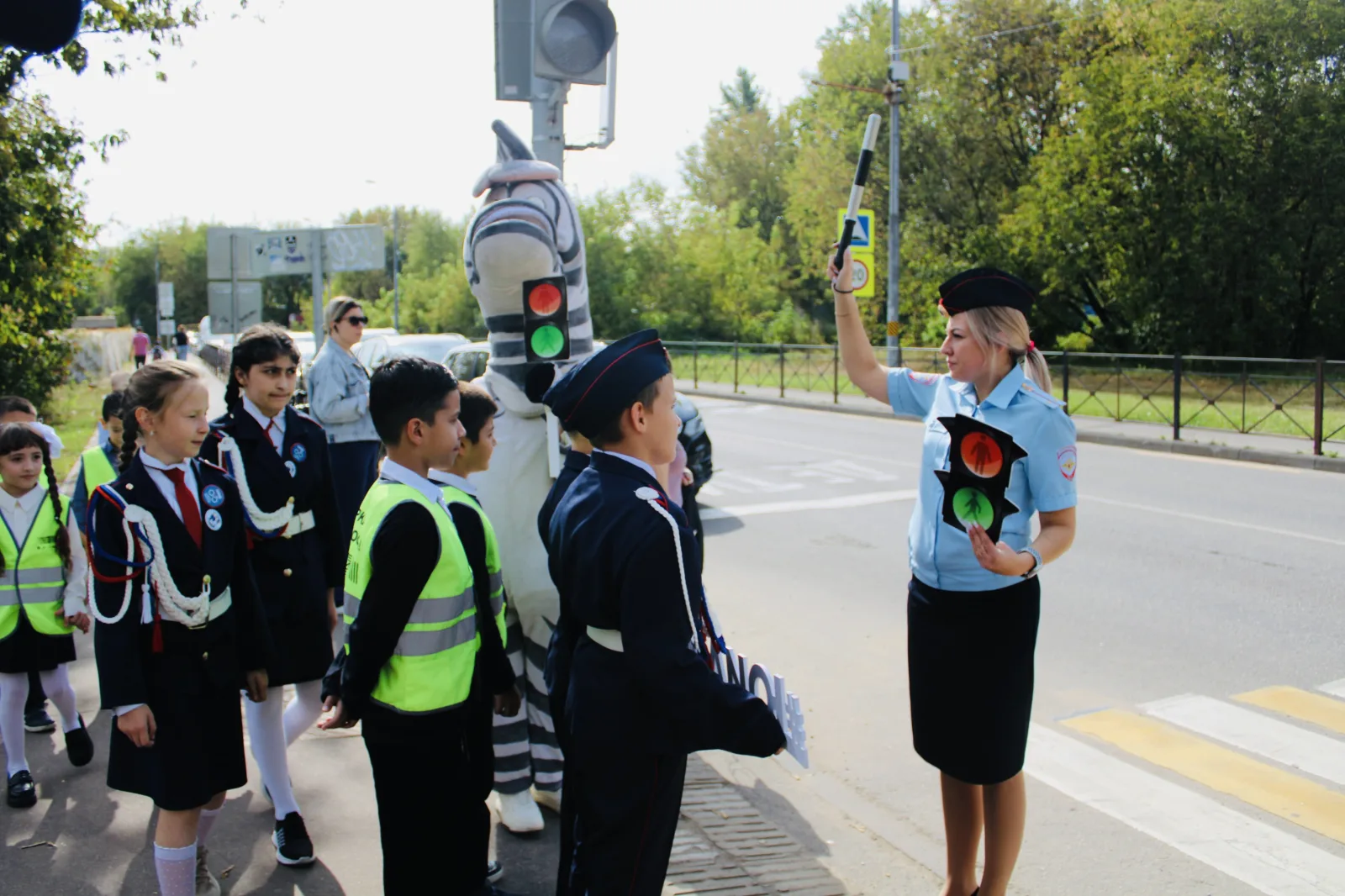 Сотрудники ГАИ рассказали юным жителям Люберец о важности соблюдения ПДД по дороге в школу