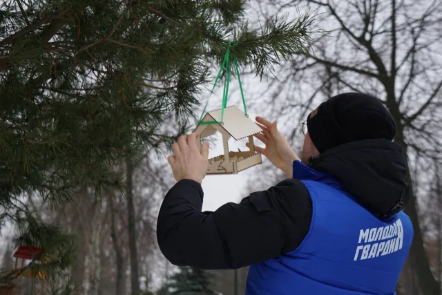 Волонтеры повесили скворечники в Центральном парке Люберец