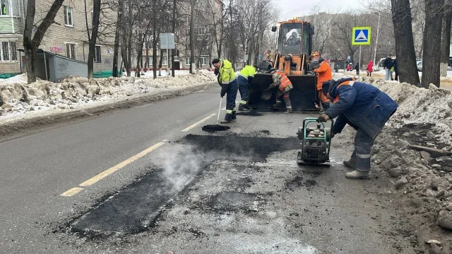 В Люберцах на дорогах за неделю устранили 89 ям