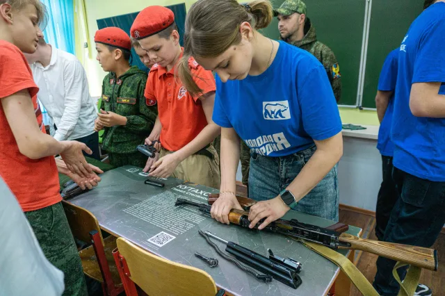 В Люберецкой гимназии провели мастер-класс по сборке и разборке автомата Калашникова
