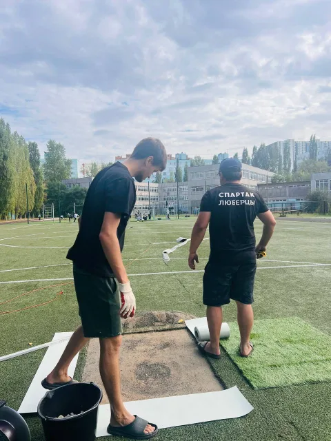 Представители футбольной школы «Спартак» в Люберцах отремонтировали футбольное поле