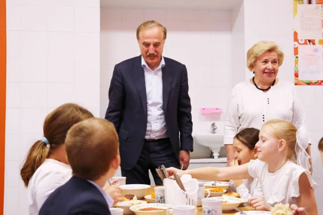 Владимир Ружицкий проверил качество питания в гимназии поселка Люберец