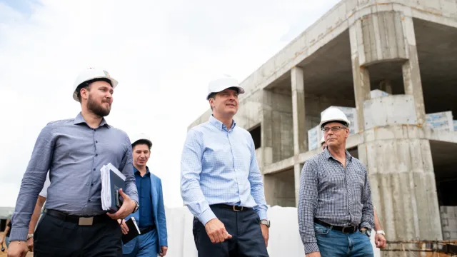 Владимир Волков проверил ход реконструкции стадиона «Торпедо» в Люберцах