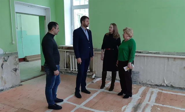 Партийцы проверили капремонт школы поселка Люберец