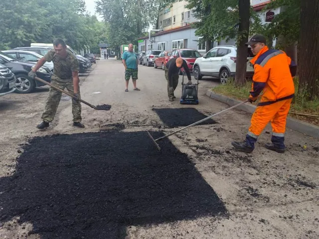В Люберцах на дорогах заделали более 9,8 тысячи ям с начала года